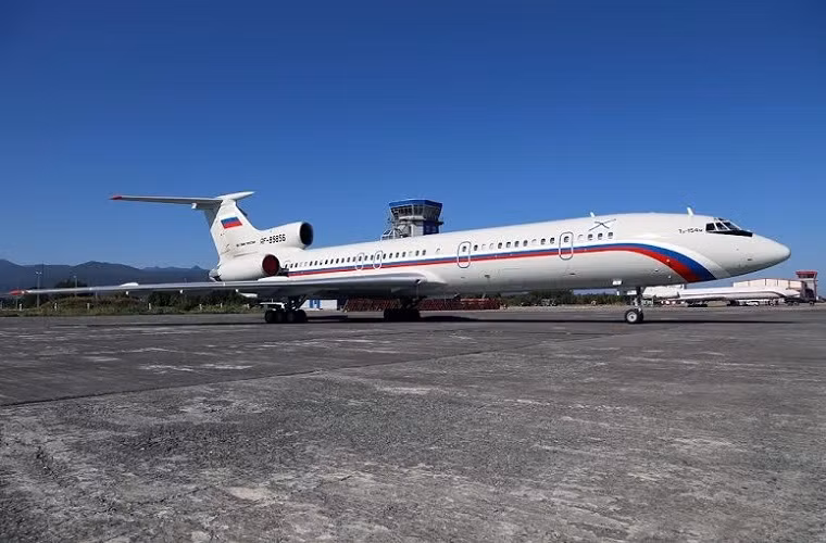 Tupolev cũng là công ty chế tạo máy bay duy nhất của Nga thành công trong cả hai lĩnh vực quân sự lẫn dân sự, chính vì điều này mà các biến thể máy bay thương mại của Tupolev đều được Bộ Quốc phòng Nga hay các bộ khác trong chính phủ Nga sử dụng. Trong ảnh là một chiếc Tu-154 của Bộ Quốc phòng Nga được sử dụng để chuyên chở các quan chức cấp cao thuộc bộ quốc phòng lẫn nội các chính phủ.