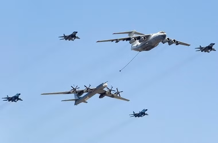 Mặc dù hiện nay, nhà sản xuất Tupolev chỉ triển khai duy nhất một chương trình phát triển máy bay ném bom thế hệ mới là PAK DA, nhưng bù lại công ty này có hợp đồng nâng cấp số lượng lớn những chiếc Tu-95 và Tu-160 cho Không quân Nga. Điều này cũng giúp Tupolev tăng thêm một phần ngân sách hạn chế hiện nay.