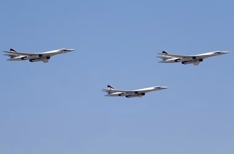 Phi đội máy bay ném bom chiến lược siêu thanh Tu-160 của Không quân Nga.