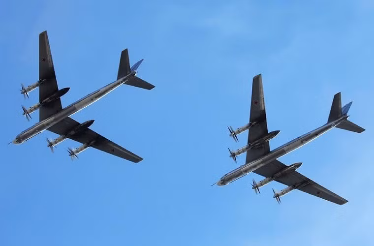 Các chuyến bay tuần tra của Tu-95 trong thời kỳ Chiến tranh Lạnh cũng là nổi khiếp sợ các quốc gia Phương tây. Trong giai đoạn đỉnh điểm, Tu-95 thậm chí còn xuất hiện gần cả khu vực bờ biển phía Đông của Mỹ.