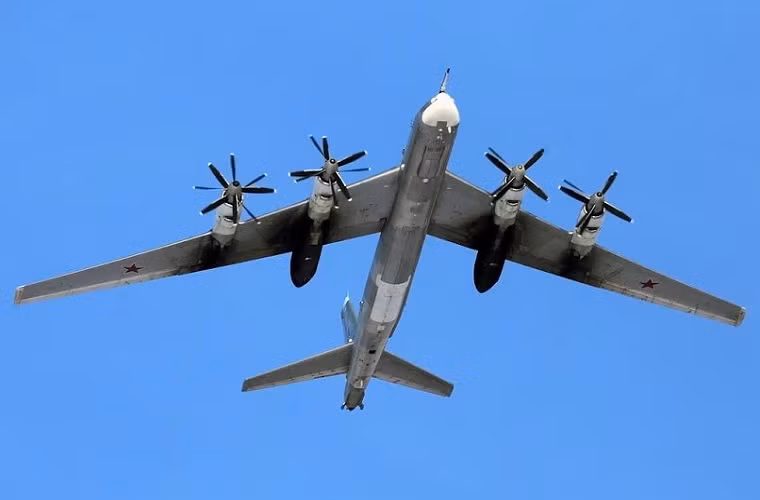 Tu-95 hay cụ thể hơn là biến thể Tu-95RT được xem là biểu tượng của Chiến tranh Lạnh, nó được thiết kế để đảm nhận nhiệm vụ tuần tra biển và tiếp cận mục tiêu tối quan trọng cũng như triển khai các tên lửa hành trình mang đầu đạn hạt nhân tấn công phủ đầu đối phương.