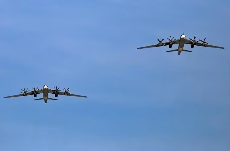 Hai chiếc Tu-95MS của Không quân Nga trong hoạt động bay tuần tra.
