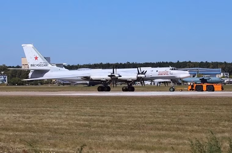 Một chiếc Tu-95RT với màu sơn ngụy trang cũ khi còn hoạt động trong Hải quân Liên Xô.