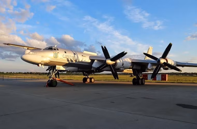 Một chiếc Tu-95MS có chiều dài khoảng 46m với sải cánh dài hơn 50m, nó có trọng lượng cất cánh tối đa là 188 tấn và có phi hành đoàn từ 6-7 người gồm 2 phi công, một sĩ quan kỹ thuật, một sĩ quan thông tin liên lạc, một sĩ quan hướng dẫn bay, một pháo thủ và một sĩ quan hổ trợ.