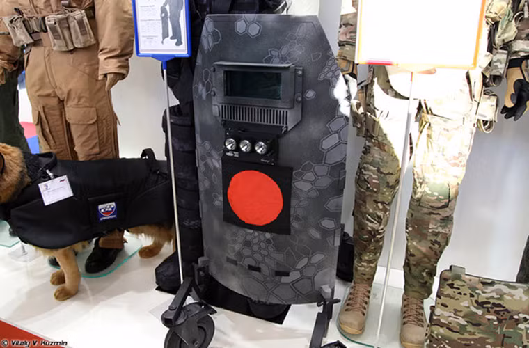 Khiên chống đạn Veer-6 với thiết kế nhỏ hơn khiên chống đạn Buckler nhưng nó lại được trang bị đèn chiếu sáng.