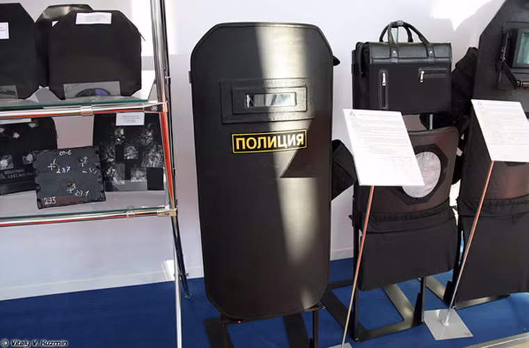 Trong ảnh là khiên chống đạn tiêu chuẩn Buckler dành cho các đơn vị an ninh Nga. Buckler có trọng lượng khá nhẹ nhờ được làm bằng vật liệu tổng hợp với khả năng chống đạn tầm gần tốt với hai lớp bảo vệ.