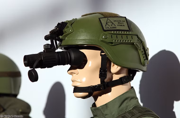 Trong ảnh là một biến thể khác của mũ chống đạn Tor với khả năng bảo vệ tốt hơn tuy nhiên kích thước của nó lại lớn hơn.