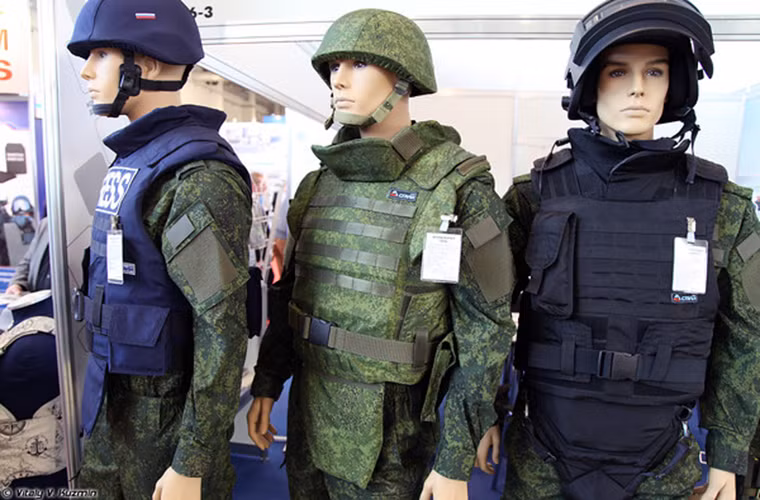 Một số quân phục tiêu chuẩn của bộ binh Nga với áo giáp chống đạn Zhuk-6A và UBZh.