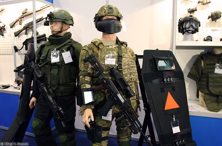 Hai trang bị tiêu chuẩn của một đặc nhiệm Nga gồm trang bị thông thường và trang bị dã chiến với áo giáp chống đạn tiêu chuẩn Modul-Etalon và Taktika, mũ chống đạn Tor với hai biến thể khác nhau. Và được trang bị vũ khí chính là súng trường tấn công Ak-74M gắn kính ngắm quang học hổ trợ tác chiến ban đêm.