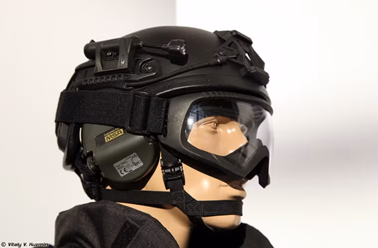 Cận cảnh mũ chống đạn Tor của lực lượng an ninh hoặc đặc nhiệm Nga, nó có thiết kế tương tự nhưng một số mẫu mũ chống đạn của Phương tây tuy nhiên nó lại được sản xuất dựa trên các tiêu chuẩn của Quân đội Nga. Tor cũng được thiết kế để tích hợp thêm các thiết bị hỗ trợ như đèn pin, kính nhìn đêm, thiết bị liên lạc vô tuyến và kính chống đạn.