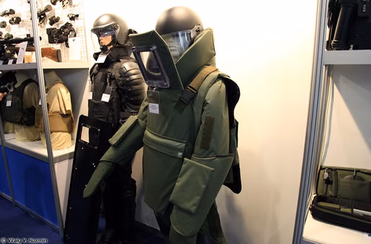 Bộ trang phục chống mìn Granat-V EOD của lực lượng an ninh Nga, tuy nhiên nó chỉ có khả năng bảo vệ cơ thể trước các vụ nổ có sức công phá hạn chế.