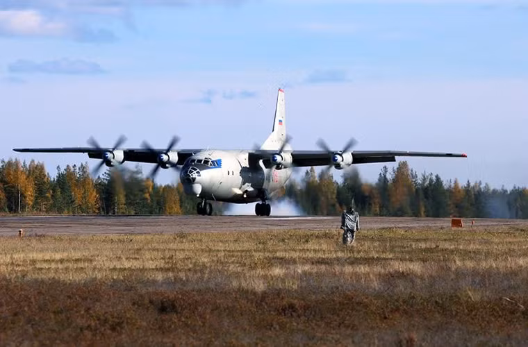Xét về thiết kế và kích thước của vận tải cơ An-12, nó có nhiều nét tương đồng với dòng máy bay vận tải quân sự chiến thuật Lockheed C-130 của Mỹ. An-12 cùng C-130 trở thành hai biểu tượng máy bay vận tải quân sự nổi tiếng của thế giới trong suốt thời kỳ Chiến tranh Lạnh.