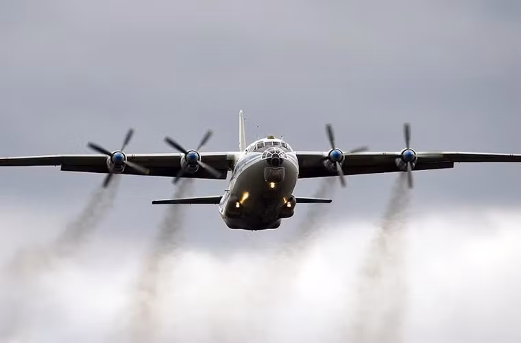 Một trong những vai trò nổi bật của An-12 trong Quân đội Liên Xô là khi nó được trang bị cho các đơn vị đổ bộ đường không của nước này, với khả năng mang theo 22 tấn hàng hóa hoặc 60 lính dù hoặc 2 xe bọc thép đổ bộ đường không BMD-1. Những chiếc An-12 hoàn toàn có thể đảm nhận vai trò triển khai một lượng lớn binh sĩ cho chiến dịch quân sự đặc biệt.