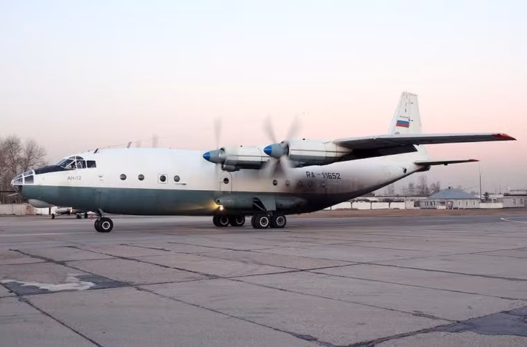 Ngoài việc được sử dụng cho mục đích quân sự, An-12 còn được phát triển thành các biến thể dân sự như vận chuyển hàng hóa, tìm kiếm cứu nạn và chở khách thương mại.