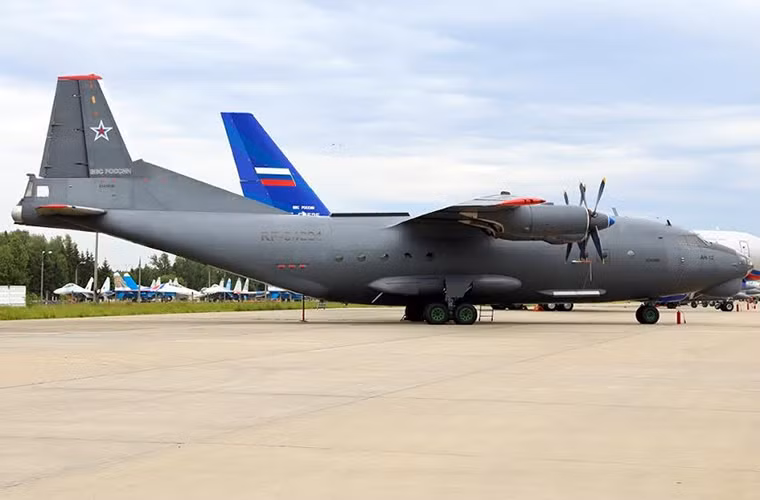 Phi hành đoàn của An-12 gồm 5 người với 2 phi công, một kỹ sư hành không, một hoa tiêu và một sỹ quan liên lạc vô tuyến. Tuy nhiên với một số biển thể An-12 được nâng cấp hoặc Y-8 con số này có thể được giảm xuống còn khoảng 3 người.