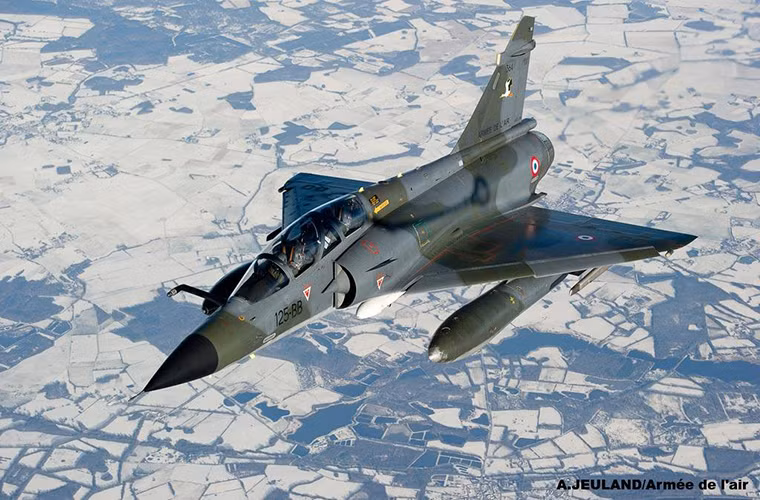 Mirage 2000D và Mirage 2000N đều có thể mang theo 6,3 tấn vũ khí với 9 giá treo vũ khí nó có thể đảm nhiệm thực hiện mọi nhiệm vụ tác chiến trên không, tấn công mặt đất cho đến chống hạm.