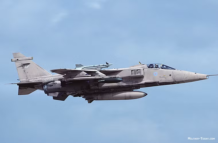 Sứ mệnh của Sepecat Jaguar không thể được kéo dài trong lực lượng Không quân Anh và Pháp một phần do thiết kế lỗi thời và khó có thể được nâng cấp của nó. Một chiếc Sepecat Jaguar chỉ có thể mang theo tối đa 4.5 tấn vũ khí với 6 giá treo vũ khí.