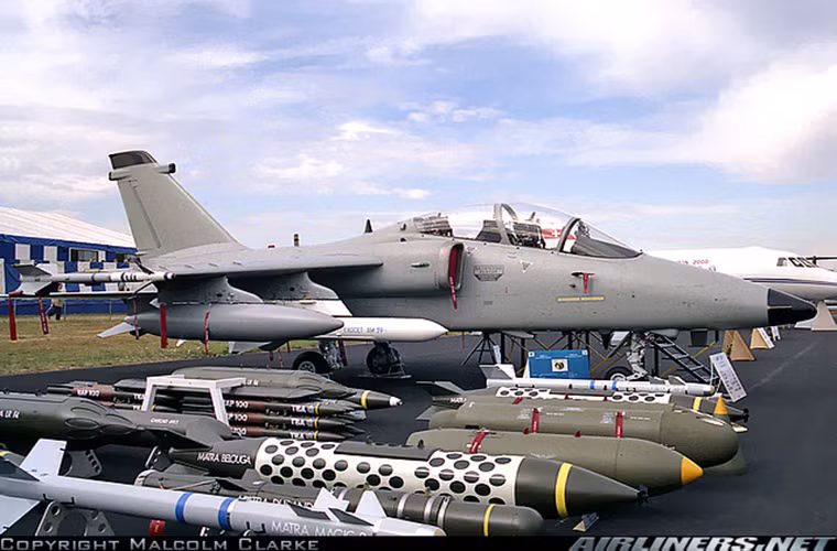 Đứng vị trí cuối cùng trong top 10 của Military-Today là mẫu máy bay AMX International đang được Không quân Italy và Brazil sử dụng. AMX được chính thức đưa vào trang bị từ năm 1989 và cho tới thời điểm hiện tại Không quân Italy đang sở hữu khoảng 187 chiếc AMX và con số này với Brazil là 79 chiếc.