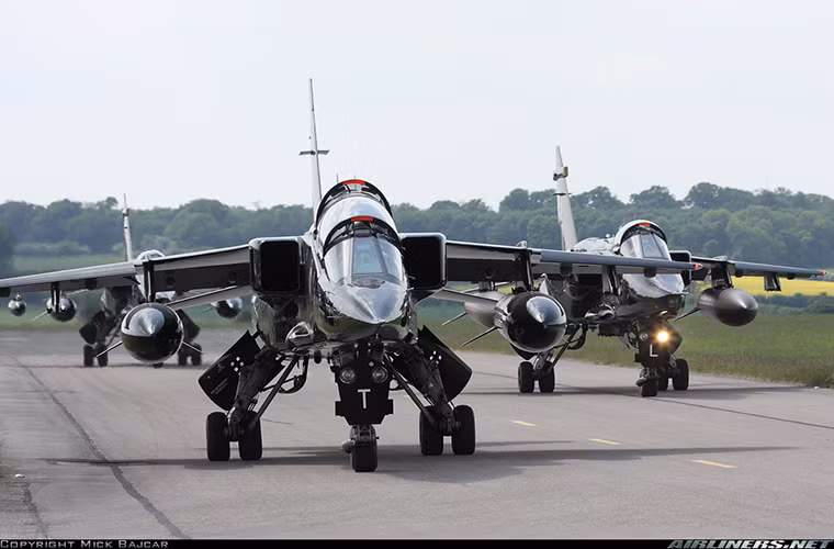 Giống các mẫu máy bay cường kích khác, Sepecat Jaguar cũng được phát triển thành nhiều biến thể khác nhau. Tuy nhiên các biến thể này cũng không quá khác biệt so với các nguyên mẫu tiêu chuẩn. Nó có tốc độ bay tối đa là 1.700km/h với tầm bay chiến đấu hiệu quả là hơn 900km.