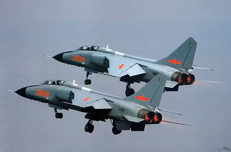 Theo nhiều chuyên gia quân sự nhận xét, JH-7 có thiết kế khá giống với dòng máy bay cường kích Sepecat Jaguar do Anh và Pháp hợp tác sản xuất. Tuy nhiên không thể phủ nhận JH-7 là một trong những mẫu máy bay chiến đấu khá tốt của Trung Quốc trong thời điểm hiện tại với tỷ lệ nội địa hóa của dòng máy bay này khá cao.