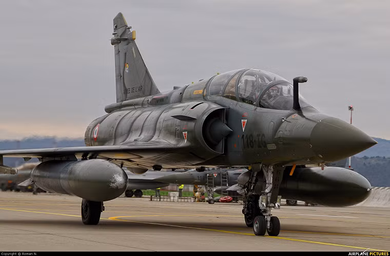 Dù chỉ được trang bị một động cơ phản lực SNECMA M53-P2 nhưng Mirage 2000D/N vẫn có thể đạt tới tốc độ lên tới 2.530km/h với tầm bay hiệu quả từ 1.500-1.800km. Được đưa vào trang bị từ năm những năm 1980 nhưng Không quân Pháp vẫn chưa có kế hoạch cho nghỉ hưu phi đội Mirage 2000D/N của nước này bất chấp việc Pháp đã đưa vào trang bị số lượng đáng kể dòng tiêm kích đa năng Rafale.