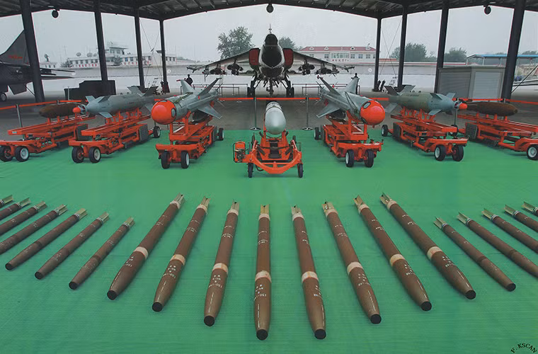 Một gương mặt mới trong danh sách top 10 máy bay cường kích đáng sợ nhất thế giới của Military-Today là mẫu JH-7 - một trong những máy bay chiến đấu chủ lực của Không quân Hải quân Trung Quốc được đưa vào trang bị từ đầu những năm 1990. Tính tới thời điểm hiện tại Trung Quốc đã sở hữu khoảng 240 chiếc JH-7 trong đó 120 chiếc biến thể dành cho hải quân và số còn lại là biến thể dành cho không quân.