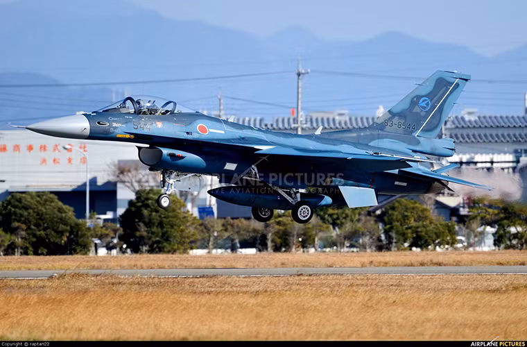 Mitsubishi F-2 vẫn sử dụng mẫu động cơ phản lực General Electric F110-GE-129 tương tự như trên những chiếc F-16C, nó có thể đạt tới vận tốc bay là 2.124km/h với tầm hoạt động hiệu quả khi không chiến là 700km tùy thuộc và số lượng vũ khí mà nó mang theo.