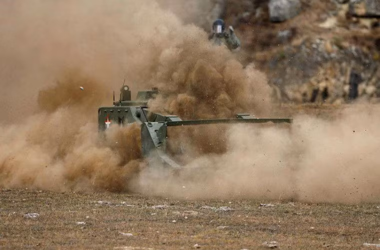 Được biết, hiệu quả gỡ mìn của robot công binh này rất mạnh, mỗi giờ có thể di chuyển khoảng cách 1.000m, quét sạch bãi mìn rộng 2.000 mét vuông. Tương đương với lượng công việc của 20 lính công binh.