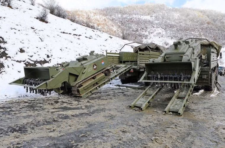 Robot Uran-6 thực chất chính là một xe thiết giáp hạng nhẹ mang hệ thống gỡ mìn được điều khiển bằng hệ thống điều khiển từ xa, căn cứ vào việc lắp ráp thiết bị gỡ mìn khác nhau, trọng lượng của nó thường là 6 -7 tấn.