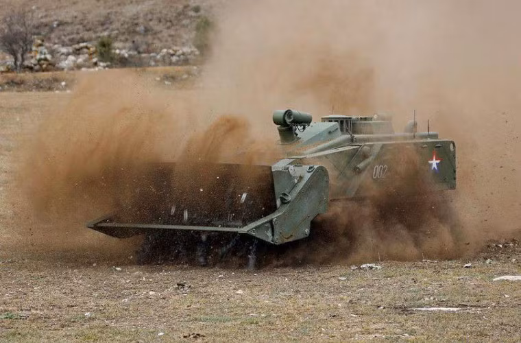 Nga yêu cầu đến cuối năm 2015, việc quét sạch bãi mìn có diện dích khoảng 2.400ha tại khu vực biên gới cộng hòa Chechen và Ingushetiya phải hoàn thành. Với khối lượng nhiều như vậy, sự tham gia của robot công binh Uran-6 sẽ giảm bớt áp lực cho quân đội Nga.