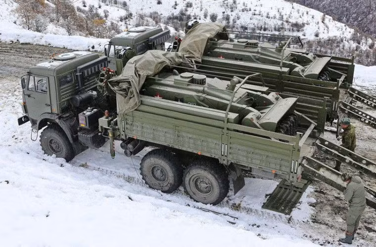 Nếu cần thiết, Uran-6 và thiết bị điều khiển của nó, cũng như bộ phận gỡ mìn phức tạp có thể được vận chuyển bằng các phương vận chuyển trên đường quốc lộ, đường sắt, trên biển và trên không.