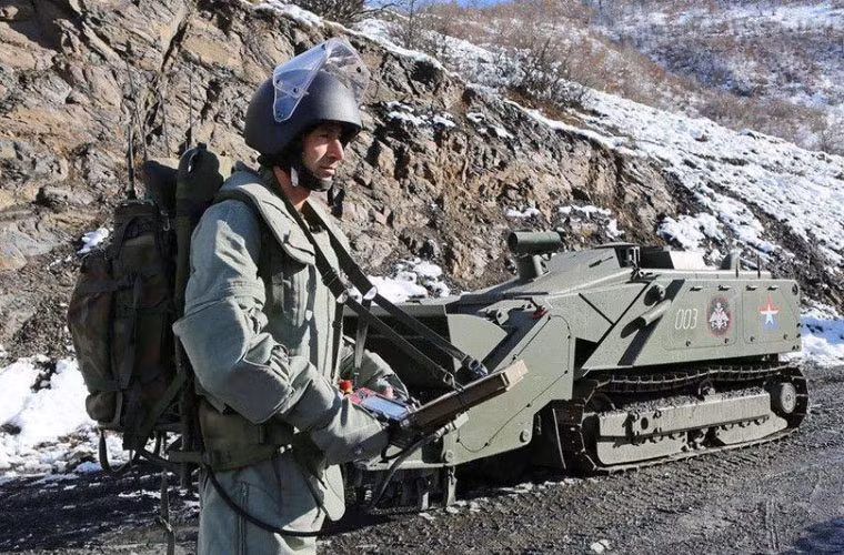 Robot Uran-6 có 5 mẫu làm việc, nhân viên vận hành có thể đứng ở khoảng cách an toàn sử dụng thiết bị điều khiển không dây từ xa để vận hành nó, cự ly điều khiển xa nhất đến 1km.