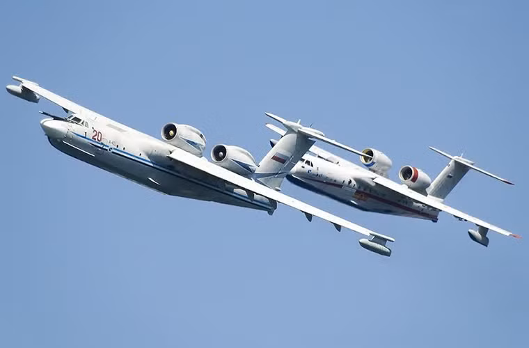 Thủy phi cơ A-40 "Albatros" được công ty chế tạo máy bay Beriev thiết kế và phát triển từ những năm 1980, với thiết kế ban đầu là dành cho các hoạt động vận tải đường không. Tuy nhiên vào năm 2008 Hải quân Nga lại muốn sử dụng A-40 hay biến thể nâng cấp A-42 sử dụng cho hoạt động tuần tra trên biển kể cả chống ngầm.