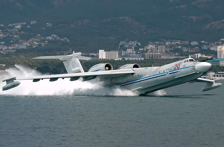 Trang quân sự Arms-Expo của Nga vừa đăng tải bộ sưu tập ảnh về mẫu thủy phi cơ phản lực A-40 "Albatros" lớn nhất từng được Liên Xô chế tạo nhân kỷ niệm 29 năm kể từ chuyến bay thử nghiệm đầu tiên của A-40. Được biết A-40 cũng là một trong những dòng thủy phi cơ lớn nhất thế giới hiện nay.