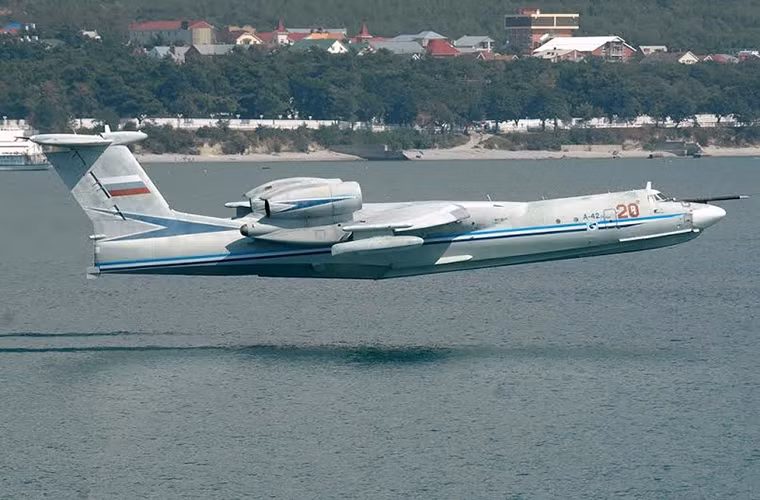 Tùy một số biến thể khác nhau, A-40 cũng có thể được trang bị hệ thống vũ khí như các loại thủy lôi, ngư lôi nước sâu dành cho nhiệm vụ chống ngầm. Thậm chí với biến thể A-40P, nó còn được trang bị cả tên lửa chống hạm Kh-35 được treo hai bên cánh.