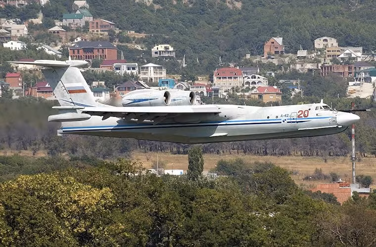 Trong ảnh là một trong hai nguyên mẫu A-40 do Beriev chế tạo trong giai đoạn 1989 đến 1998.