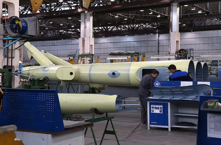 Đây không phải là lần đầu tiên Mi-8AMTSh-VA được Công ty trực thăng Nga đề cập tới gần đây, khi nó sẽ sớm các biến thể dành cho xuất khẩu và sẽ là một trong những đối thủ cạnh tranh lớn trên thị trường trực thăng thế giới khi Mi-8AMTSh hoàn toàn vượt trội các dòng trực thăng cùng loại. Trong ảnh là phần thân đuôi của một chiếc Mi-8 đang được hoàn thiện