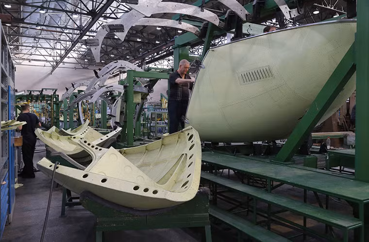 Được biết, Mi-8AMTSh là một trong những dòng trực thăng quan trọng trong kế hoạch sản xuất của Công ty trực thăng Nga lẫn nhà máy Ulan-Ude trong năm 2015, nhất là khi dòng trực thăng này dành được sự quan tâm rất lớn từ Bộ Quốc phòng Nga. Trong ảnh là một phân xưởng sản xuất thân máy của Ulan-Ude.