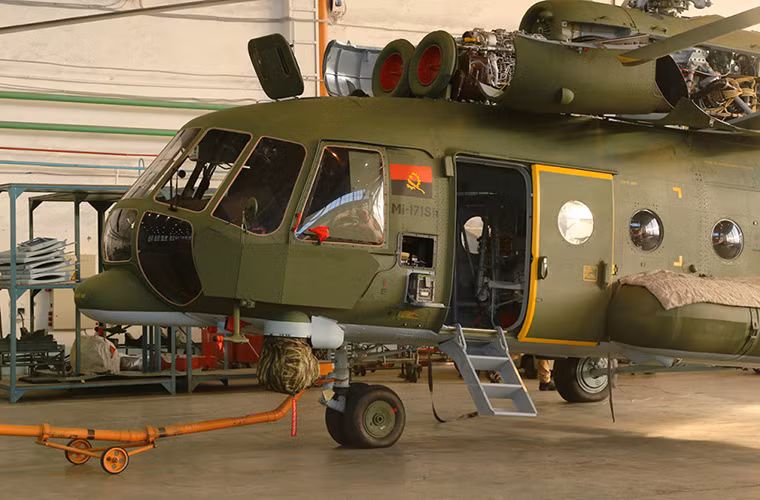 Trong ảnh là một chiếc trực thăng vận tải đa năng Mi-171 do Ulan-Ude sản xuất dành cho Quân đội Angola cũng xuất hiện trong buổi lễ giới thiệu Mi-8AMTSh-VA.