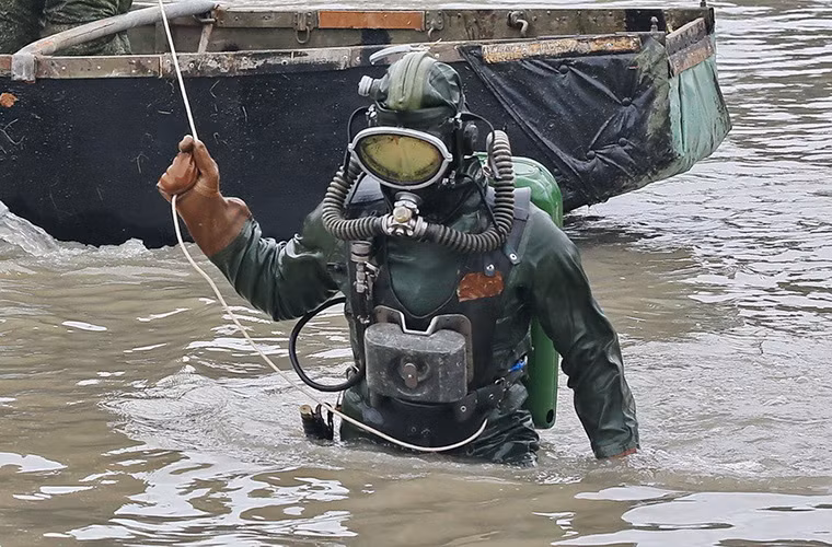 Người nhái sẽ tiến hành nối một dây cáp kéo từ một xe bọc thép cứu kéo BREM-1 từ trên bờ vào chiếc T-72.