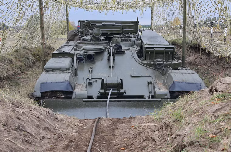 Sau đó chiếc BREM-1 sẽ có nhiệm vụ kéo chiếc T-72 lên bờ phía bên kia.