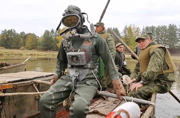 Trong ảnh là người nhái của công binh Nga đang tiến hành tiếp cận chiếc T-72 gặp sự cố.