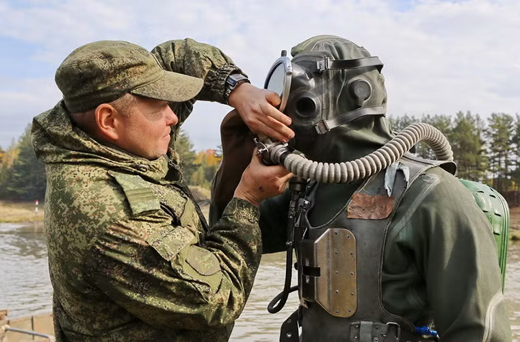 Dù được chuẩn bị từ trước, nhưng các hoạt động cứu hộ dưới nước không hề dễ dàng với bất cứ người nhái nào.