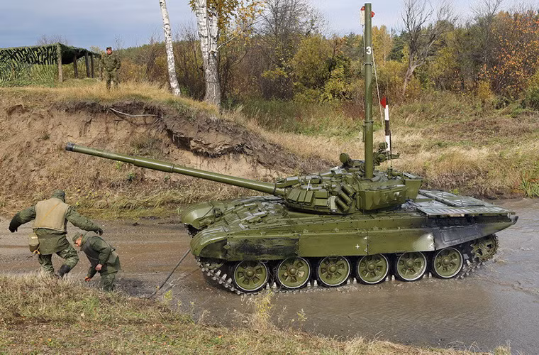 Các binh sĩ Nga đang kiểm tra tình trạng của chiếc xe tăng chủ lực T-72 sau khi được trục vớt thành công.