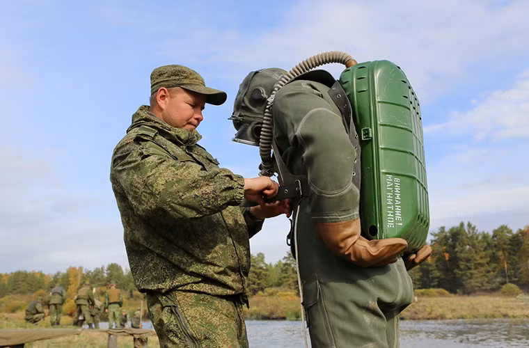 Để có thể dễ dàng hoạt động dưới nước một người nhái mặc bộ đồ lặn đặc biệt sẽ tiếp cận chiếc T-72 từ dưới nước nhằm xác định tình trạng của chiếc xe, cũng như kíp chiến đấu bên trong xe.