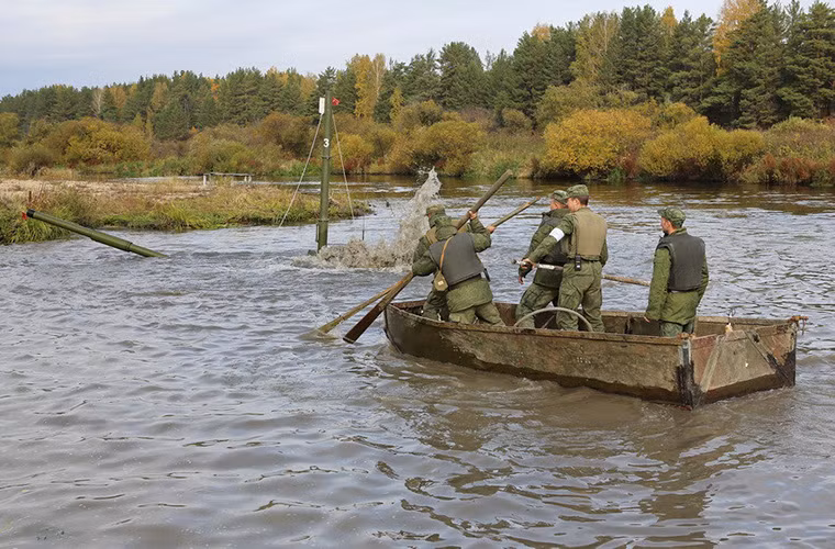Tình huống trong buổi huấn luyện được đặt ra là một chiếc T-72 gặp sự cố khi đang vượt sông với thiết bị hỗ trợ và không thể tiếp tục di chuyển.