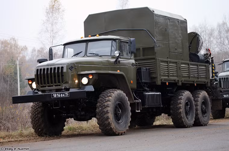 Tiếp theo là dòng xe hỗ trợ kỹ thuật SIM-2 của Bộ Nội vụ Nga. Nhiệm vụ chính của nó là giúp hỗ trợ triển khai xây dựng các trạm thông tin liên lạc trong trường hợp khẩn cấp, cũng như sửa chữa các hệ thống thông tin cũ.