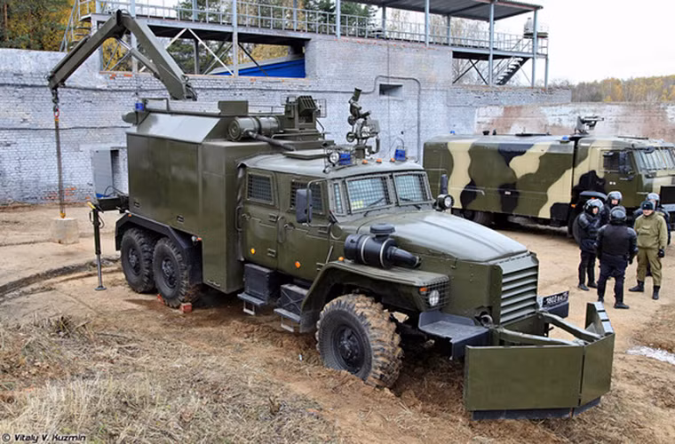 Tornado cũng được trang bị hệ thống vòi rồng phun nước áp suất cao bên cạnh đó nó còn được tích hợp hệ thống ống phóng bắn đạn hơi cay cùng một cần cẩu đa dụng.