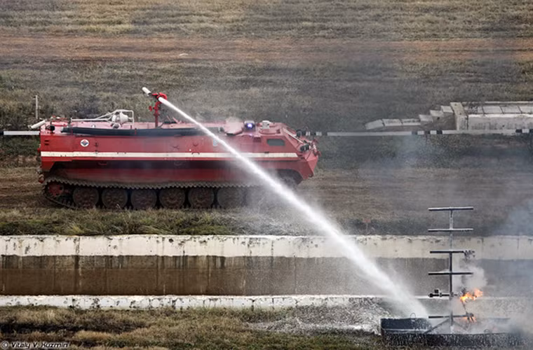 MT-LBU-GPM-10 có thiết kế khá đặc biệt khi lính cứu hỏa có thể ngồi bên trong xe điều khiển trực tiếp vòi rồng bên ngoài để dập tắt các đám cháy từ xa.