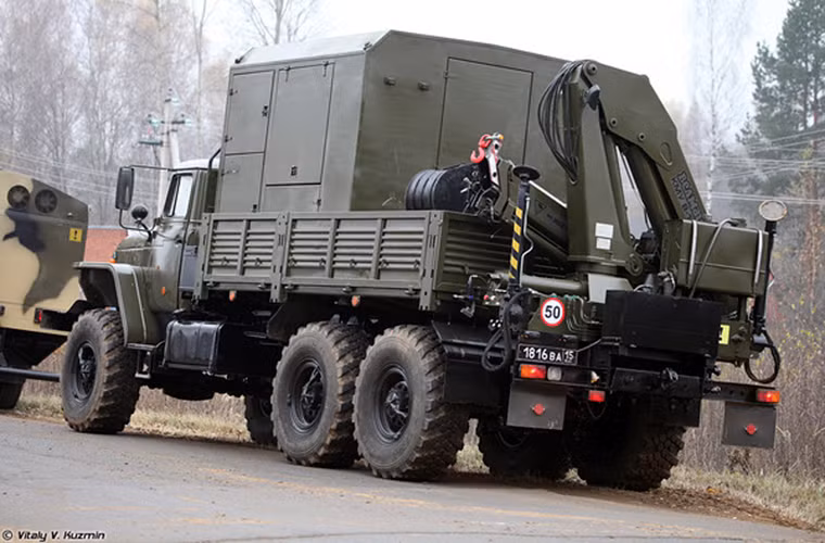 SIM-2 được đặt trên nền tảng khung gầm đặc chủng Ural-4320 6x6, nó cũng được trang bị một cần xúc cỡ nhỏ dành cho việc thi công ngoài ra SIM-2 cũng có thể được tích hợp với các loại modul đa dụng phục vụ cho nhiều loại nhiệm vụ khác nhau.